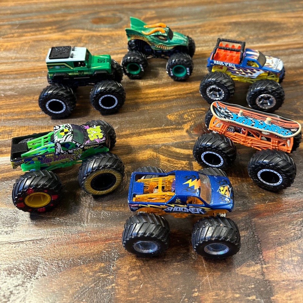 Monster Jam Truck Lot of 6 Torque Terror Shocker Land Rover Hot Wheels 1:64